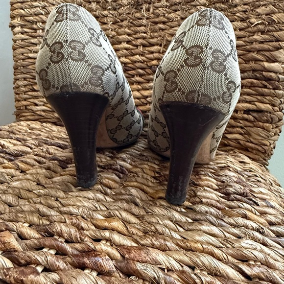 Authentic Gucci, gold buckle heels - Picture 4 of 4